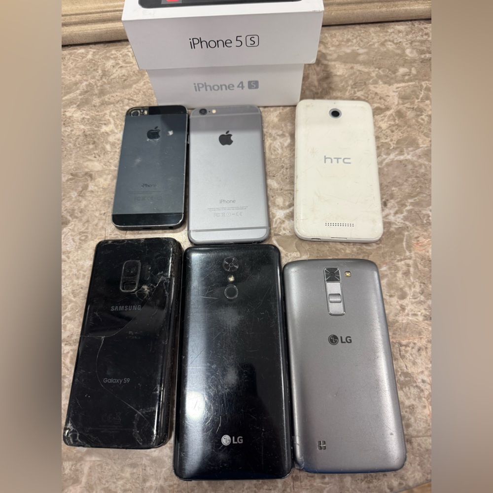 Apple IPhones, IPads, MacBooks, and other devices. PARTS ONLY! - Picture 2 of 10
